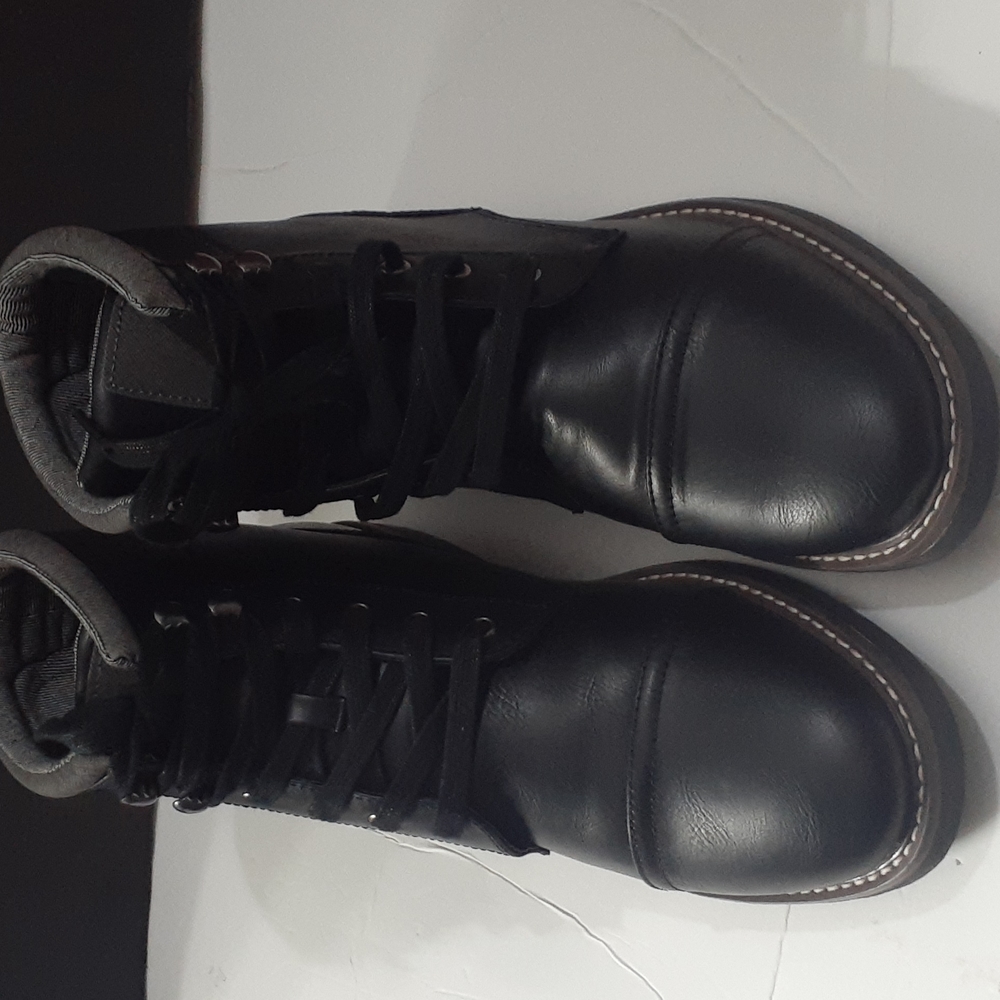 Men's Size 9.5 Black Boot Pre-Owned A Couple Blemishes Worn Once.